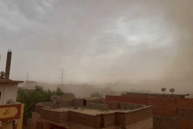 عاصفة ترابية مفاجئة تضرب مدينة أبوسمبل السياحية جنوب أسوان تعرضت مدينة أبوسمبل السياحية جنوب محافظة أسوان لهبوب عاصفة ترابية مفاجئة اليوم، أدت إلى