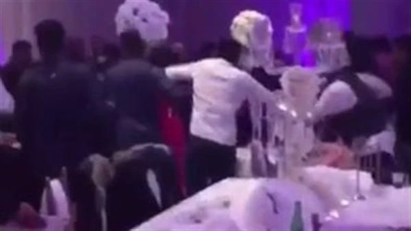 اختلفوا على عدد الوجبات.. الأمن يكشف ملابسات مشاجرة داخل حفل زفاف فى مسطرد كشفت أجهزة وزارة الداخلية ، ملابسات تداول مقطع فيديو متضمنا حدوث مشاجرة