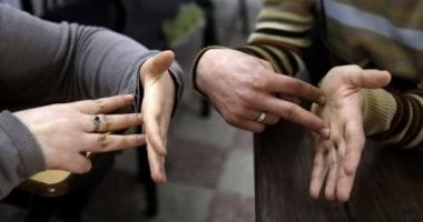 8 فوائد تعود على طفلك من تعلم لغة الإشارة.. منها تطور الكلام وتعزيز الثقة المرأة والمنوعات المرأة والمنوعات، 8 فوائد تعود على طفلك من تعلم لغة