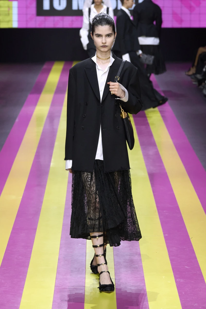 7 أفكار لتنسيق التنانير الشفافة في صيف 2024 شاهد المقال التالي من صحافة السعودية عن 7 أفكار لتنسيق التنانير الشفافة في صيف 2024، تعد التنانير الشفافة من أبرز صيحات الموضة التي برزت