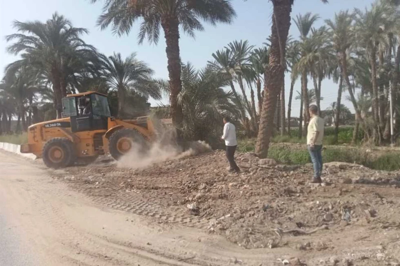 محافظ أسيوط يوجه برفع المخلفات وأكوام القمامة بطريق بصرة-الواسطى مركز الفتح وجه اللواء دكتور هشام أبوالنصر محافظ أسيوط اليوم السبت، على رفع كافة