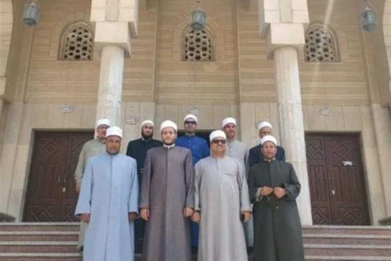 ضمن قافلة دعوية مشتركة.. 10 من علماء الأزهر والأوقاف يؤدون صلاة الجمعة بوسط سيناء أدى 10 من علماء الأزهر الشريف والأوقاف صلاة الجمعة في مساجد مدينة