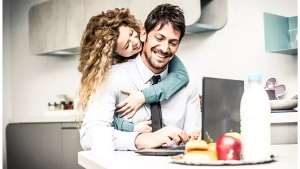 بدون ما يحس.. خطوات بسيطة تخلى زوجك يساعدك في شئون البيت تعاني من كثرة الأعباء المنزلية ولا تجدين من يشاركك فى هذه المهام ، إليك خطوات بسيطة، ستشجع