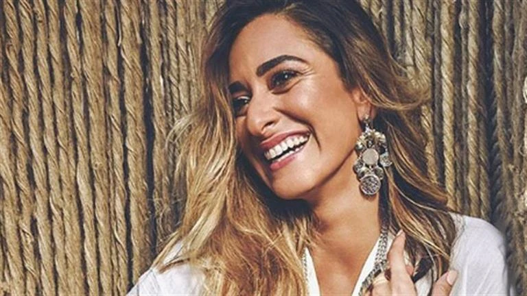 أنا دلوقتي بصيف.. أمينة خليل تكشف موعد الإعلان عن أعمالها الفنية الجديدة تعرف على التالي أنا دلوقتي بصيف.. أمينة خليل تكشف موعد الإعلان عن أعمالها