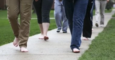هل تمشي حافي القدمين في الصيف؟.. احترس من هذه المخاطر صحة وطب شاهد المقال التالي من صحافة مصر عن هل تمشي حافي القدمين في الصيف؟ احترس من هذه المخاطر، في الأيام الحارة، والذهاب للبح