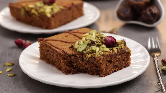 طريقة تحضير بسبوسة التمر بخطوات سهلةالمقادير سميد ناعم : كوب التمر : كوب (منزوع النواه) سكر : نصف كوب البيض : 1 حبة حليب بودرة : ربع كوب الماء : ثلاث أرباع الكوب القشطة : علبة الفا