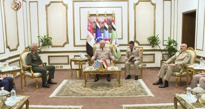وزير الدفاع ورئيس الأركان يلتقيان رئيس هيئة الأركان العامة اليونانية.. فيديوالتقى الفريق أول عبد المجيد صقر القائد العام للقوات المسلحة وزير الدفاع