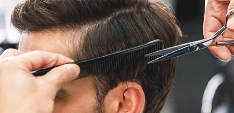 ألقى نقود ثمن حلاقة شعره على الأرض.. مشادة بين فنان شهير وحلاق يوثقها فيديو! تعرف على التالي ألقى نقود ثمن حلاقة شعره على الأرض.. مشادة بين فنان شهير