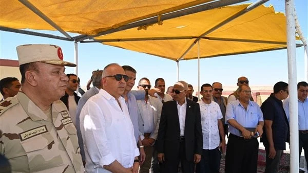 تنفيذا لتوجيهات الرئيس.. سويلم: إقامة 17 تجمعا تنمويا لخدمة المواطنين بشمال سيناء وجنوبهازار الدكتور هاني سويلم وزير الموارد المائية والري يرافقه