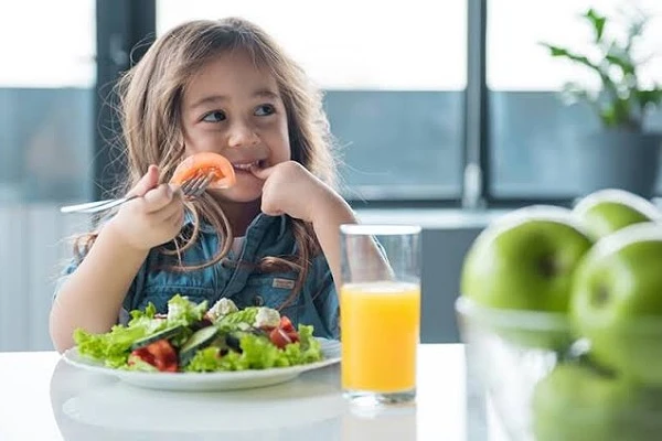 تغذية صحية للأطفال.. أهم الأطعمة التي يجب تضمينها في نظامهم الغذائي.يتطلب نمو الأطفال تغذية صحية متوازنة وغنية بالمغذيات لضمان تطورهم الصحيح وتعزيز