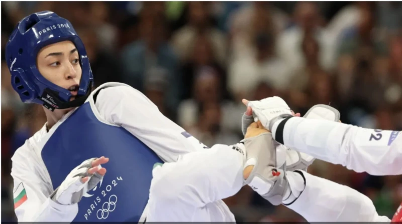 إيرانية لعبت ضد بلدها في الأولمبياد.. ما القصة؟ من صديقتين وزميلتين في السكن ضمن فريق التايكوندو الإيراني للناشئين، انتقلت كيميا علي زاده وناهد كياني شانده إلى المواجهة في منافسات 