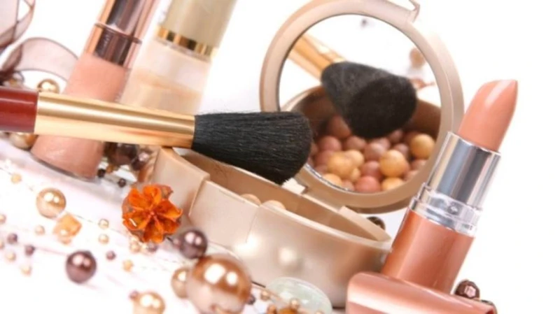 مجهولة المصدر.. ضبط عاطل بحوزته مستحضرات تجميل بمنشأة ناصر نجحت الأجهزة الأمنية بالقاهرة فى ضبط عاطل بحوزته مستحضرات تجميل مجهولة المصدر بمنشأة