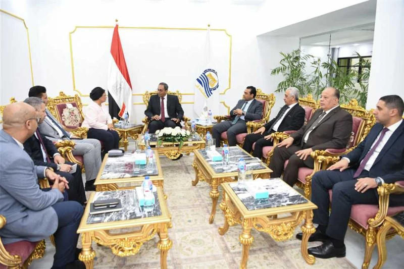 محافظ قنا خلال استقباله نائب وزير الصحة: حريصون علي متابعة معدلات السكان استقبل الدكتور خالد عبدالحليم محافظ قنا اليوم الأربعاء، الدكتورة عبلة الألفي