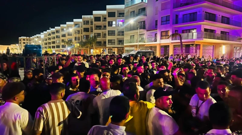 جمهور بورسعيد يتزاحم لحضور حفل تامر عاشور (صور) تشهد منطقة منتجع بورتو سعيد، تكدسا كبيرا من الجمهور الذي يحرص على حضور حفل الفنان تامر عاشور، والمقرر