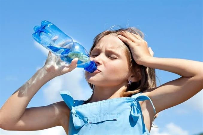 تعرفى على اهم الطرق لحمايه اطفالك من الموجات الحارة.. و الأمراض المرتبطه بالحرارةالاطفال و الموجات الحارة. تعد الموجات الحارة من الظواهر الطبيعية التي يجب على الأهالي أخذها بعين ال