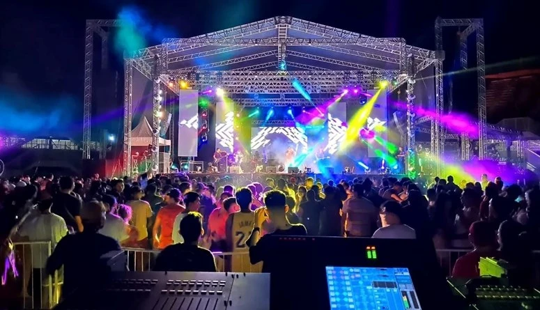 نجم هيب هوب أميركي يتعرض لأزمة قلبية على المسرح (فيديو)أثار مشهد مخيف ذعر الجمهور في حفل الفنان الأميركي فاتمان سكوب ، بعدما أغمي عليه على المسرح وخضع للإنعاش القلبي الرئوي.واعتلى 