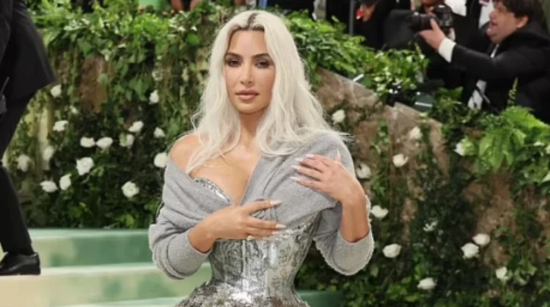 كيم كارداشيان تعرض ملابسها الداخلية للبيع (فيديو) أثارت عارضة الأزياء العالمية كيم كارداشيان، الجدل عبر مواقع التواصل الاجتماعي، بعد تداول مقطع فيديو