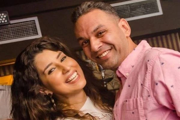 طليق أيتن عامر يستغيث: نفسي أشوف ابني صورةاستغاث طليق الفنانة أيتن عامر، مدير التصوير عز العرب، عبر حسابه الرسمي بموقع التواصل الاجتماعي فيسبوك من