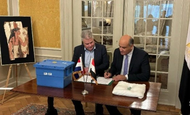 سفارة مصر في لاهاي تتسلم من السلطات الهولندية 3 قطع أثرية مصريةتسلمت سفارة مصر في لاهاي من السلطات الهولندية المعنية 3 قطع أثرية مصرية قديمة، وذلك بدعم وتنسيق بين وزارتي الخارجية و