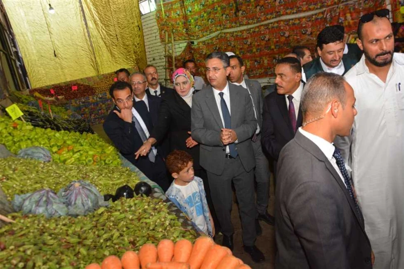 شعبة الخضروات تناشد وزير التموين سرعة تخصيص أماكن لبيع المنتجات بمنافذها (تفاصيل كاملة) ناشد حاتم النجيب نائب رئيس شعبة الخضروات والفاكهة، الدكتور شريف فاروق وزير التموين والتجارة 