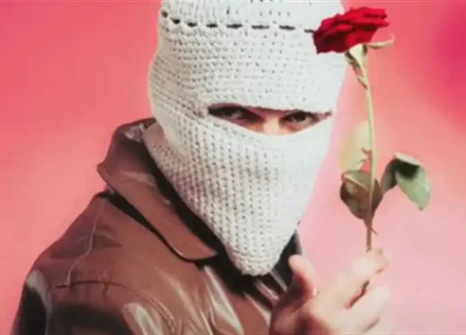 بلوجر شهيرة تكشف عن الهوية الحقيقية للمغني الخفي وتصدم الجميعحقيقة الكشف عن الهوية الحقيقية للمغني الخفي البلوجر وصانعة المحتوى منى خالد أخيرا كشفت