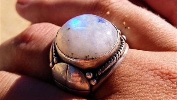 6 أحجار كريمة تساعدك في كشف الأصدقاء المزيفين.. إليك التفاصيلاستخدام هذه الأحجار الكريمة قد يساعدك في التعرف على الأشخاص الذين لا يستحقون ثقتك وإبعادهم عنك. ومع ذلك، لا تنس أن الحك