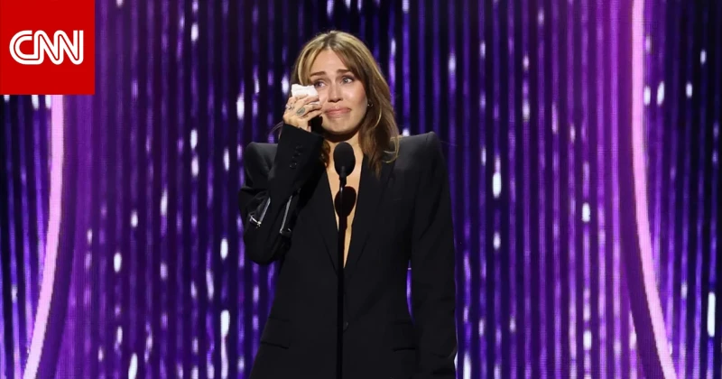 مايلي سايروس تبكي خلال تكريمها كأصغر أسطورة لديزني منوعات شاهد المقال التالي من صحافة الأفاق عربيةية عن مايلي سايروس تبكي خلال تكريمها ك أصغر أسطورة