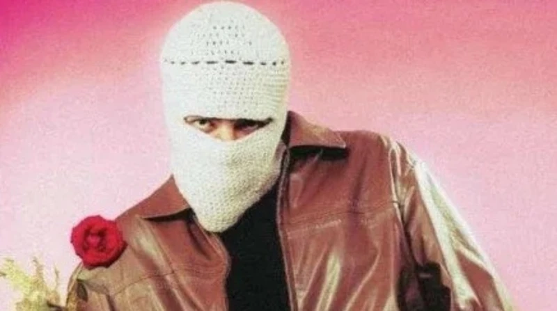 تووليت يثير الجدل بظهوره الغامض.. هل هو ابن عمرو دياب؟ أثار المطرب الغامض تووليت حيرة المشاهدين منذ ظهوره الأخير، حيث ظهر مرتديا قناعا أبيضا يخفي