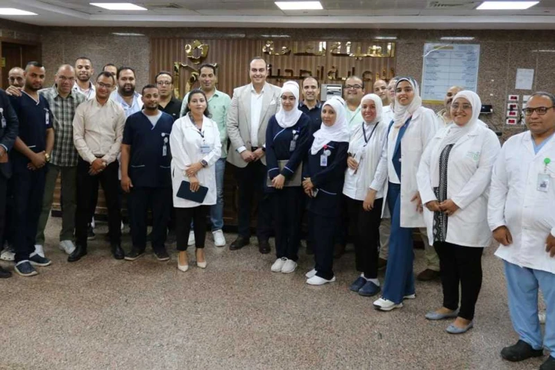 شكاوى من الإجراءات الورقية.. رئيس الرعاية الصحية يتفقد 5 منشآت طبية بأسوان أعلنت وزارة الصحة عن المرور على المنشآت الطبية بمحافظة أسوان، لرصد كافة