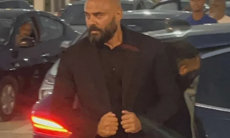 أحمد صلاح حسن يتلقى العزاء في والده تعرف على التالي أحمد صلاح حسن يتلقى العزاء في والده ، وصل منذ قليل الفنان أحمد صلاح حسني لتلقي العزاء والد الفنان