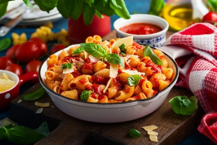 طريقة تحضير باستا بومودوروالمقادير الباستا : عبوة (النوع المفضل) زيت الزيتون : ربع كوب البصل : 1 حبة (مفروم) الثوم : 4 فصوص (مهروس) طماطم : 2 كوب (معلبة مفرومة) خل البلسمك : 2 ملعق