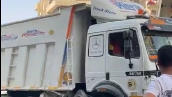 انقلاب تريلا ب ميدان حلمية الزيتون تسببت في توقف الطريق وتكدس مروري شهد طريق كوبري حلمية الزيتون حالة من التكدس المروري بسبب انقلاب سيارة نقل محملة ب السن، وانتقل على الفور رجال ال