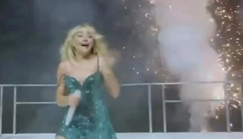 تعثرت على المسرح... سابرينا كاربنتر تتفادى الشعلات النارية (فيديو)تفادت الفنانة سابرينا كاربنتر إصابة محتملة أثناء غنائها على المسرح، على هامش