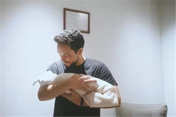 ولي العهد الأردني يؤذن في أذن مولودته الأميرة إيمان -فيديو متفرقات شاهد المقال التالي من صحافة مصر عن ولي العهد الأردني يؤذن في أذن مولودته الأميرة