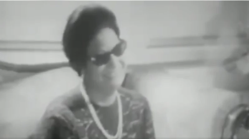 أم كلثوم في باريس: بحب أزور المسلة.. عشان بتاعتنا بفستان أسود مصنوع من الجوبير، وعقد طويل يزين رقبتها، وشعر ملموم كالأميرات، ونظارة سوداء، ظهرت سيدة