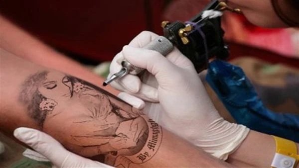 إغراء ورغبات مكبوتة.. استشاري نفسي يكشف أسباب خفية وراء رسم المشاهير للتاتوقام العديد من الفنانين مؤخرا بعمل التاتو على أجسامهم، وهو الأمر الذي جعل
