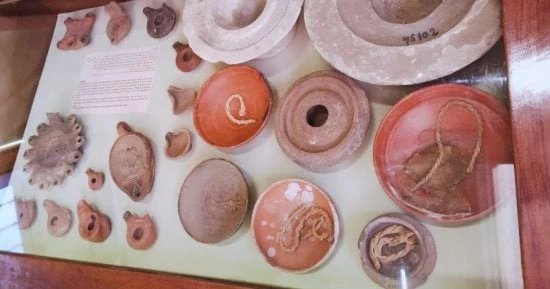 تتنوع مقتنيات المتحف المصرى ومنها المسارج الزيتية حيث عثر علماء الآثار علي العديد من المسارج الزيتية المصرية القديمة التي يعود تاريخها إلى حوالي4000