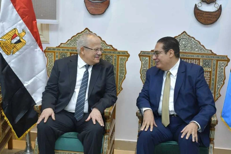 الخشت يهنئ عبدالصادق لتكليفه بالقيام بأعمال رئيس جامعة القاهرة هنأ الدكتور محمد الخشت، رئيس جامعة القاهرة السابق، الدكتور محمد سامي عبدالصادق نائب