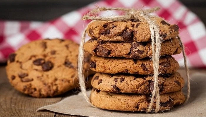 كوكيز الشوفان برقائق الشوكولاتة بطريقة سهلةالمقادير الزبدة : 50 غم (مذابة) الشوفان : ثلثان الكوب رقائق الشوكولاته : كوب سكر : كوب السكر البني : ربع كوب البيض : 1 حبة الفانيليا : نص