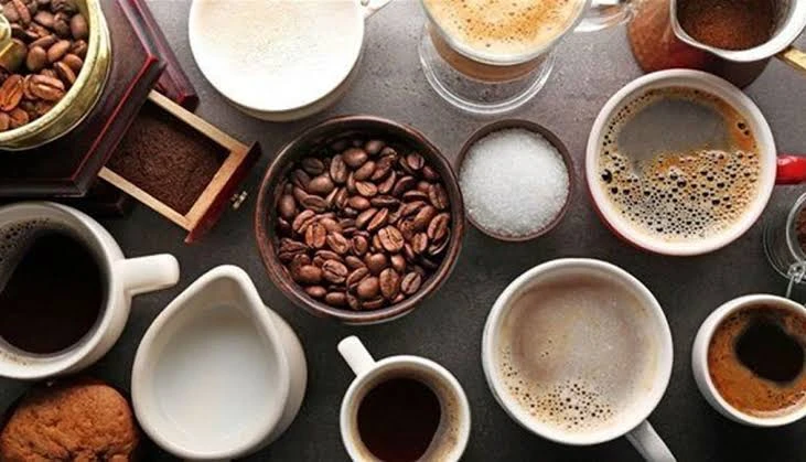 ما هى أضرار الكافيينالكافيينيعمل الكافيين كمنبه طبيعي موجود داخل الشاي، والقهوة، وايضا الكاكاو، حيث انه يعمل من خلال تحفيز الدماغ والجهاز العصبي المركزي فيساعد ذلك الشخص على أنه يب