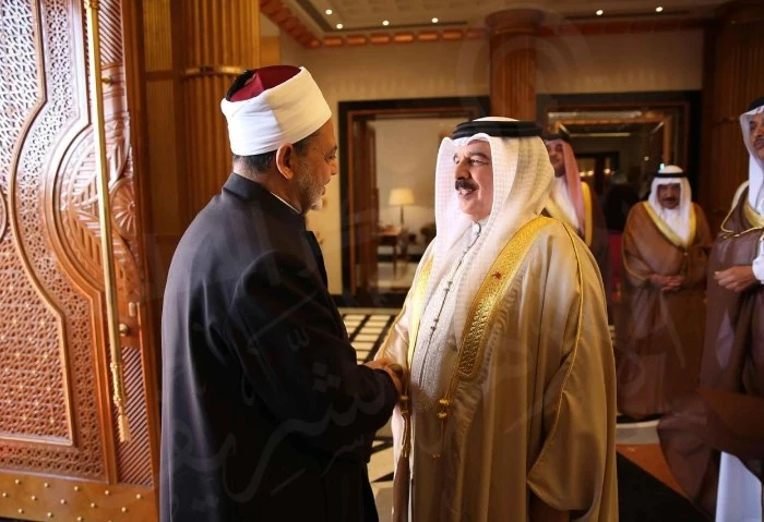 شيخ الأزهر وملك البحرين يناقشان عقد الحوار الإسلامي - الإسلامي لجمع الشمل أكد فضيلة الإمام الأكبر أ.د أحمد الطيب، شيخ الأزهر الشريف، رئيس مجلس حكماء المسلمين، والملك حمد بن عيسى آل