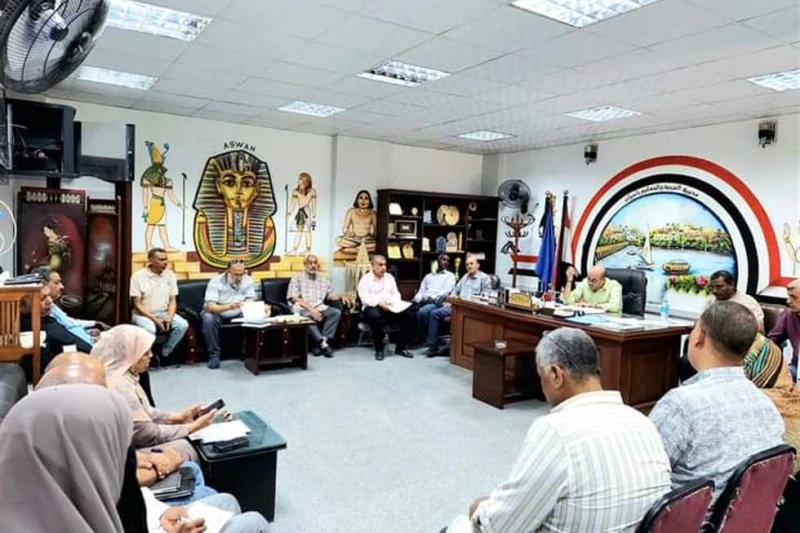 تعليم أسوان تناقش معالجة كثافات الفصول و سد العجز فى المعلمين عقد المهندس محمد الرشيدى وكيل وزارة التربية والتعليم في أسوان، اليوم السبت، اجتماعا مع القيادات التعليمية ومديري المرا