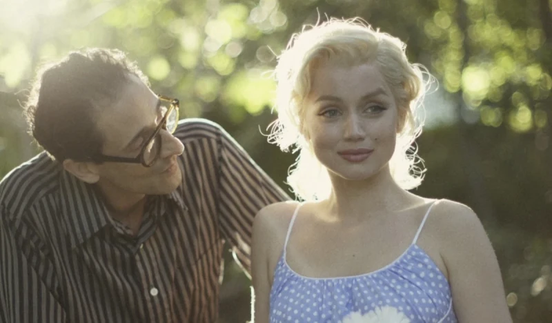 قصة زواج أحلى واحدة في العالم من رجل دميمالراجل الغامض بسلامته متخفى فى نظارةعن الكاتب اللى اتجوز اجمل جميلات العالممارلين مانرو ياجدعفى مثل بيقول الحظ لما يأتي يخلى الاعمى ساعاتىت