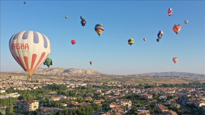 بتاريخ الجمعة 09 أغسطس 2024تزينت سماء قضاء أورغوب بولاية نوشهير وسط تركيا بمناطيد على أشكال مختلفة في إطار مهرجان طريق الثقافة.وأشرفت وزارة الثقافة