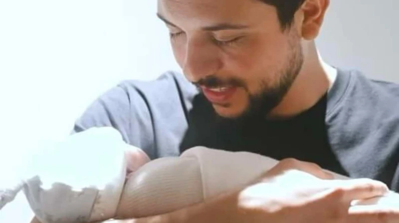 الأميرة إيمان الصغيرة.. لماذا سميت ابنة ولي العهد الأردني باسم عمتها؟ فيديو لا يتجاوز ال 60 ثانية، اجتاح منصات التواصل المختلفة، وانهالت التعليقات عليه حيث ظهر فيه ولي العهد الأردن