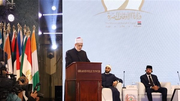 وكيل الأزهر: المرأة في الإسلام مكرمة ومصونة وليست عورة تختبئ وراء عادات موروثةقال الدكتور محمد الضويني وكيل الأزهر الشريف، إن للمرأة أدوارا مهمة في رفعة هذا الوطن؛ فقد ربت وتعبت وع