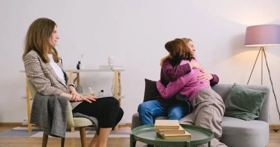 الشعور بالأمان من أفضل المشاعر التى نسعى من أجل الحصول عليها، فهناك أشخاص كثيرة فى حياتنا وجودهم يجعلنا نشعر بأننا لسنا وحدنا، وأن هناك من يهتم لأمرنا، ووفقا لموقع فإن هناك بعض موا