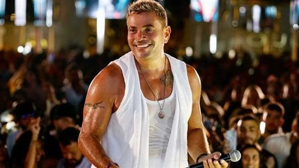 يا عسل.. فتاة تتوسل لالتقاط صورة مع عمرو دياب ماذا فعل ؟ تداول رواد موقع التواصل الاجتماعى إكس مقطع فيديو للهضبة عمرو دياب أثناء توسل فتاة لالتقاط صورة معه وهو الأمر الذى دفع الهضب