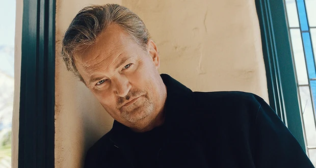 مساعد ماثيو بيري يقر ويعترف بما حصل مع الراحل قبل وفاته افاق عربية - اعترف كينيث إيواماسا مساعد النجم العالمى الراحل ماثيو بيري بأنه وجده فاقدا للوعي عدة مرات في الأسابيع التي سبقت