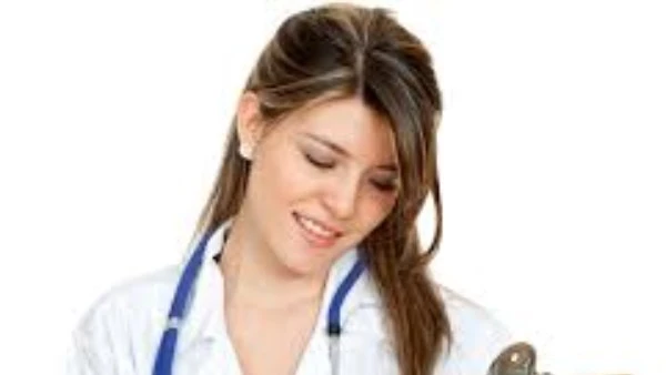 بأدوية مهربة.. طبيبة تجميل مزيفة توقع بضحاياها في مصر الجديدة تمكنت الأجهزة الأمنية من القبض على سيدة لقيامها بإنتحال صفة طبيبة أخصائى جلدية وتجميل